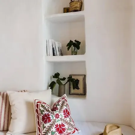 La Maison, * Triandáros