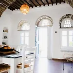 La Maison, * Triandáros