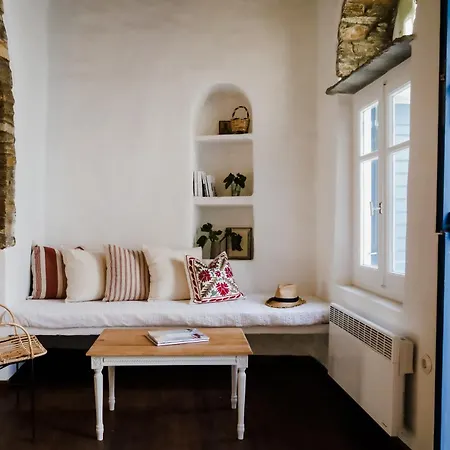 La Maison, * Triandáros