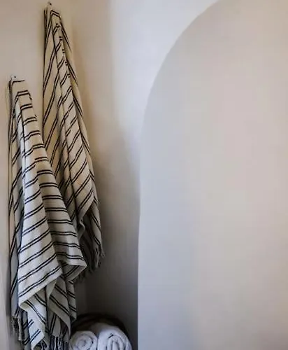 La Maison, * Triandáros