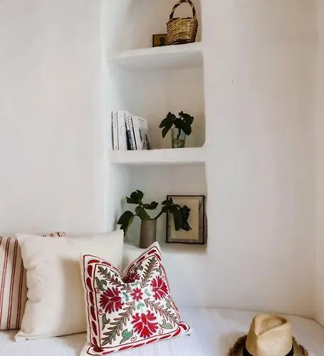 La Maison, * Triandáros